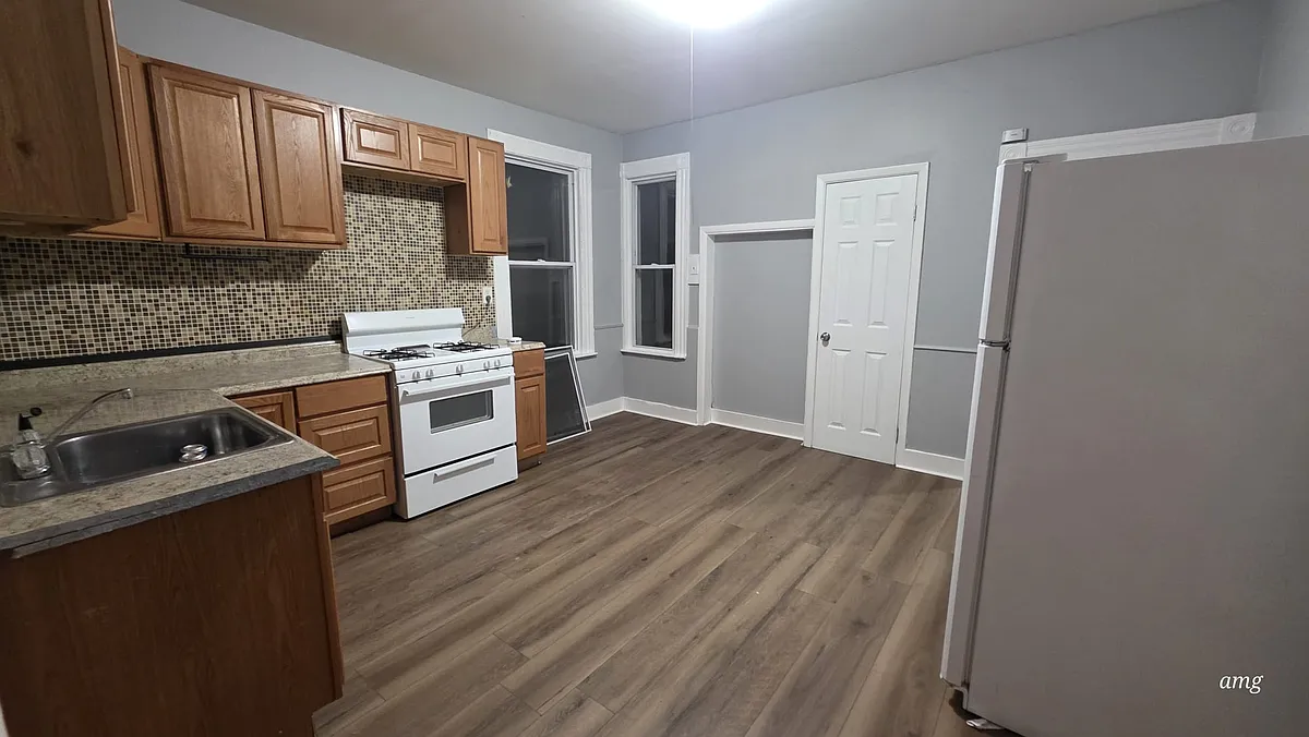 Building Photo - 429 Poplar St #1A