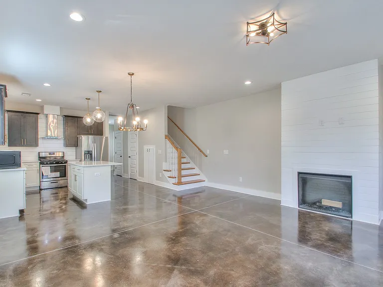 921 Spain Ave — Photo 9
