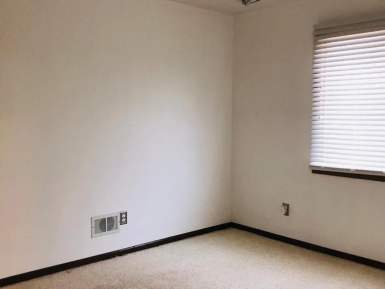 660 W Chester St — Photo 13