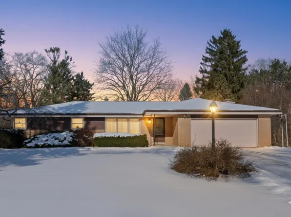 8824 West Dosie AVENUE, Greenfield, WI 53228