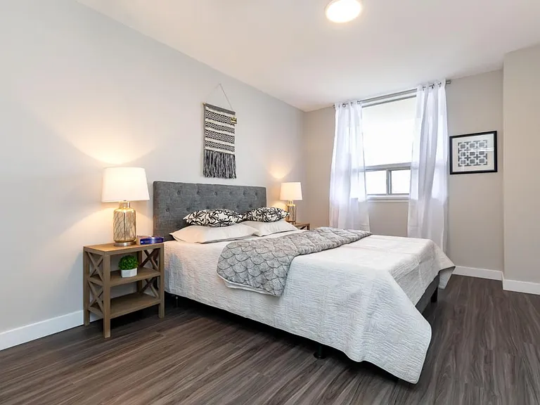 4340 Bloor St W — Photo 6