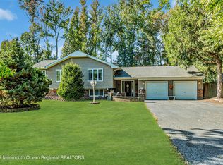 27 Lancelot Rd, Manalapan, NJ 07726