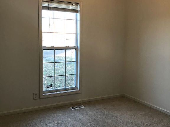 5th image of 305 Eggars Ct