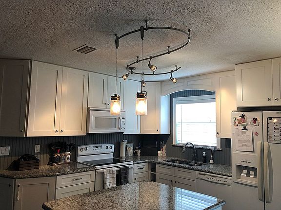3rd image of 3321 Queen Palm Dr