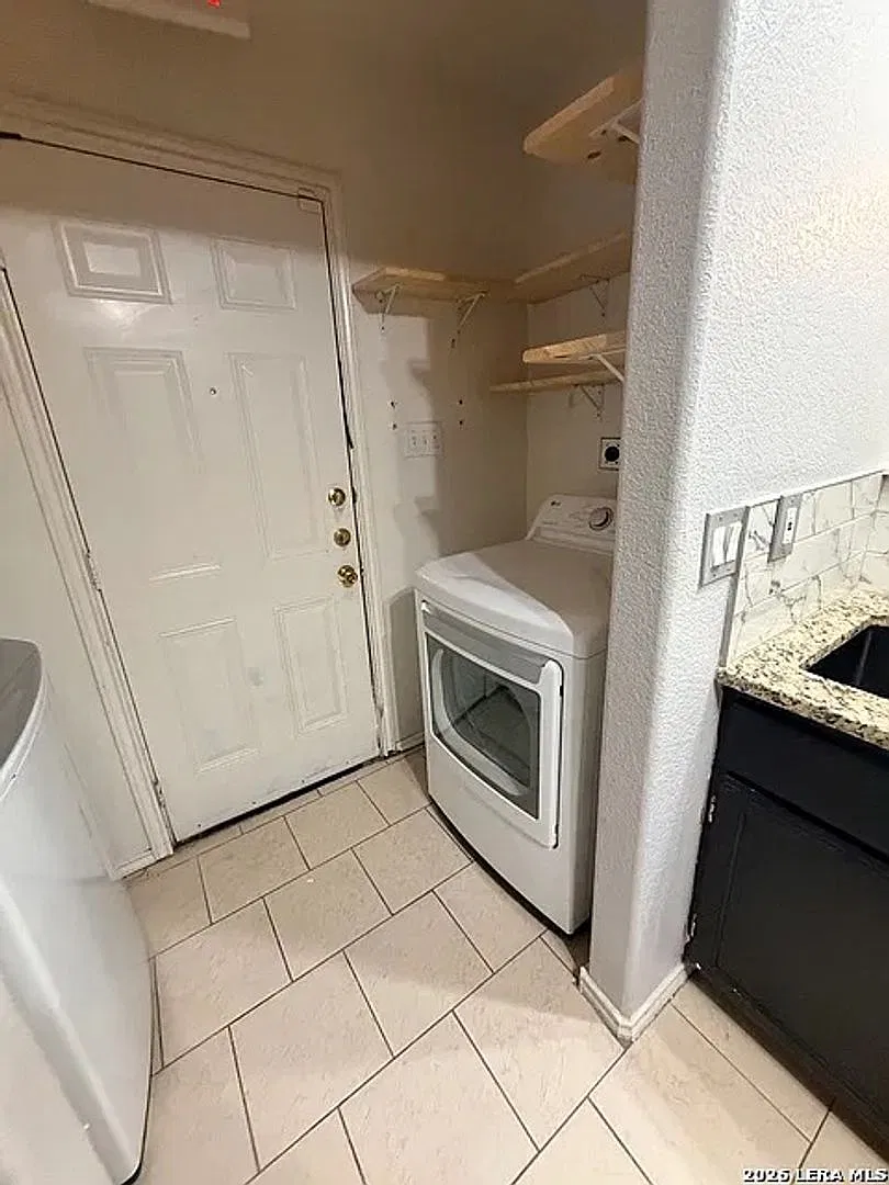 Room in 3 Bedroom Home in San Antonio — Photo 3