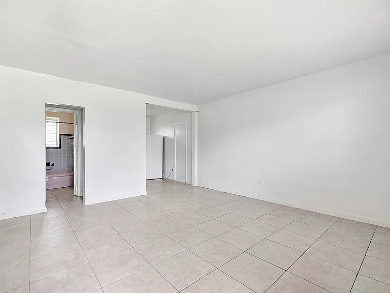 515 NE 150th St #3 — Photo 3