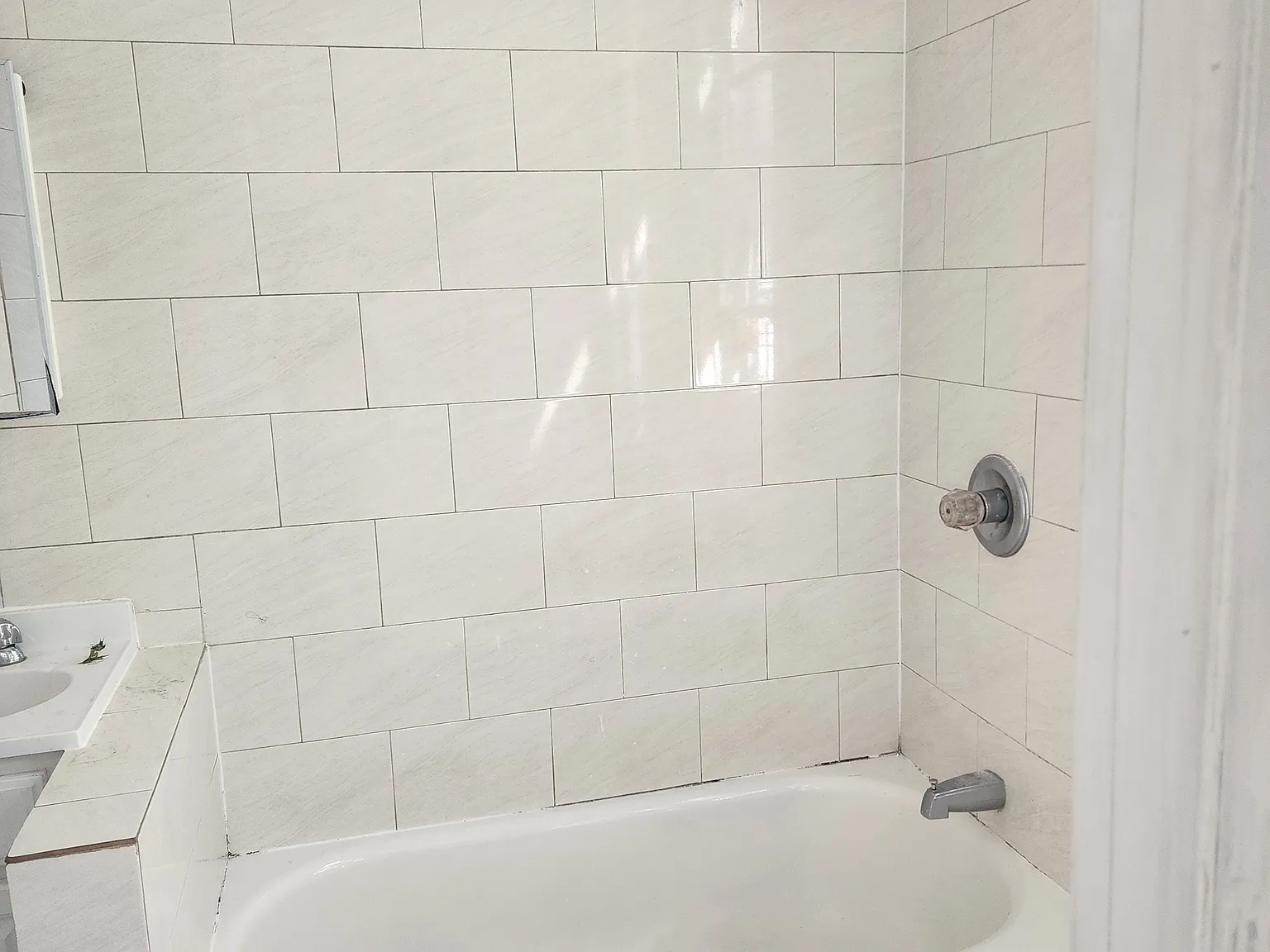 2 bed, 900 sqft, $2,400 — Photo 4