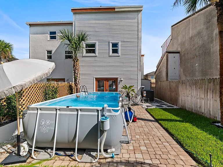 Private pool/fenced yard