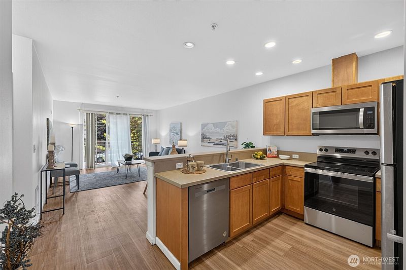 4th image of 1220 E Columbia Street #202