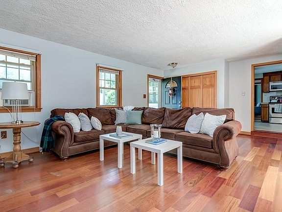 4th image of 25 Candlewood Ln