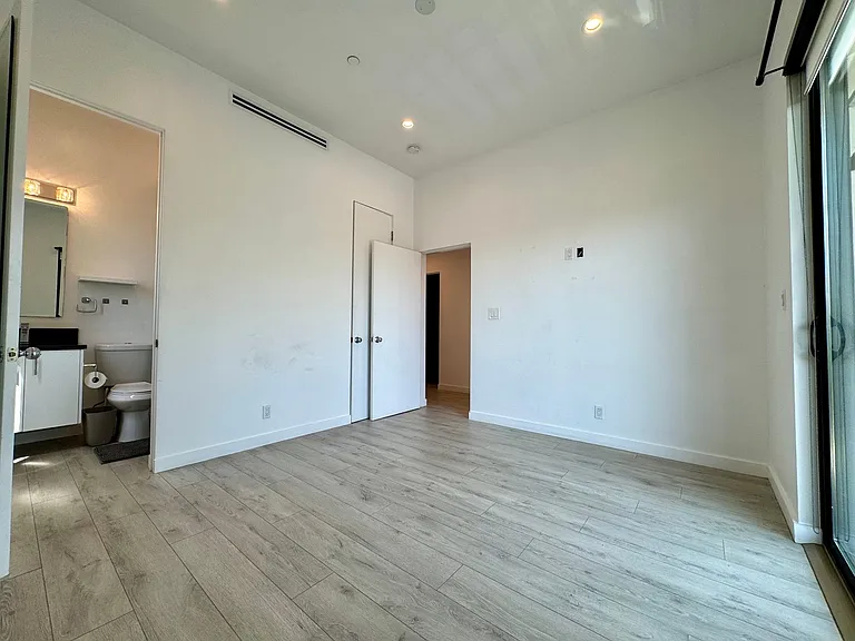 143 N Ardmore Ave — Photo 22