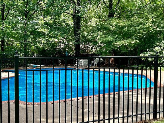 5th image of 15 Robinwood Dr