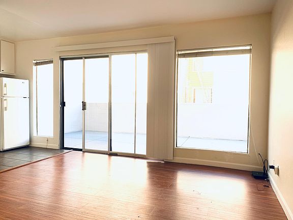 LIGHT-FILLED LIVING SPACE