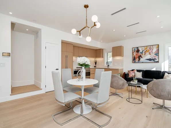 6812 Oak St #A, Vancouver, BC V6P 0K7