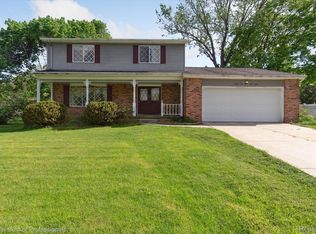 12258 Overlook Dr, Fenton, MI 48430