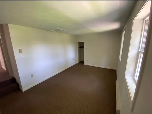 6 1st St, Topsham, ME 04086
