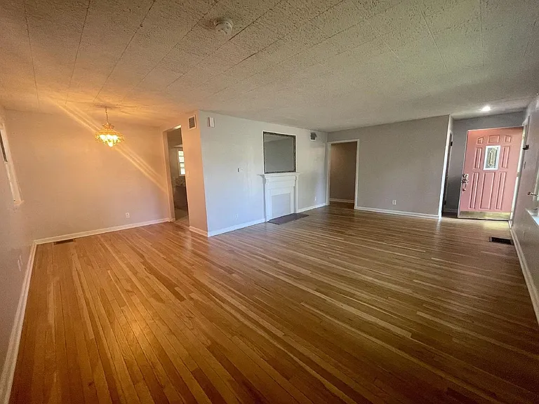1822 E 2nd St — Photo 7