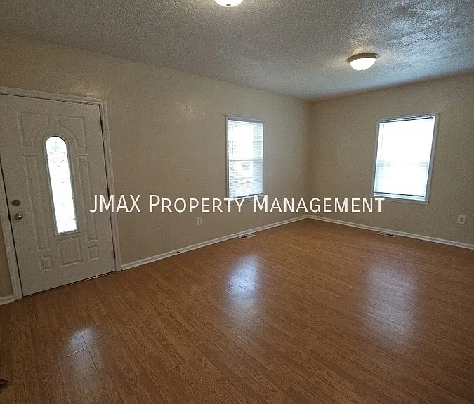 1147 Tayloe Ave SE — Photo 3