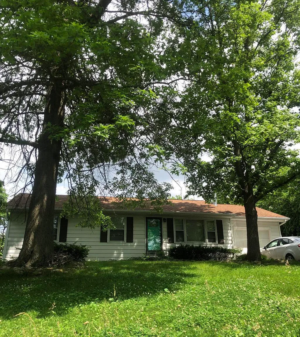 3 bed, 1.0 bath, 1066 sqft, $1,600 — Photo 1