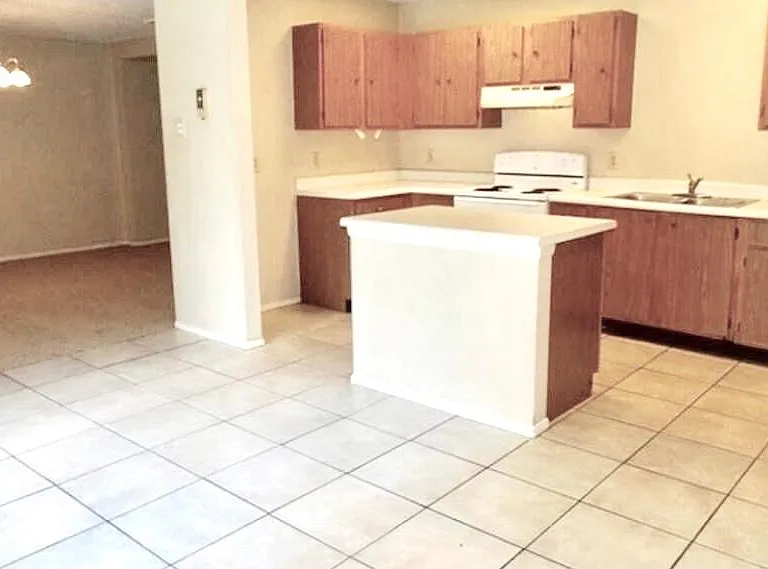 7422 Radford Trl — Photo 4