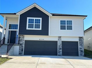 6753 Prairie Ln, Parkville, MO 64152
