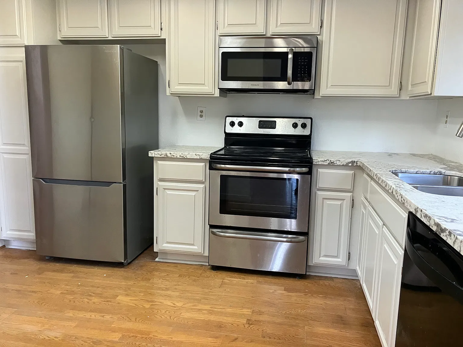 3 bed, 2.5 bath, 1600 sqft, $4,200 — Photo 3