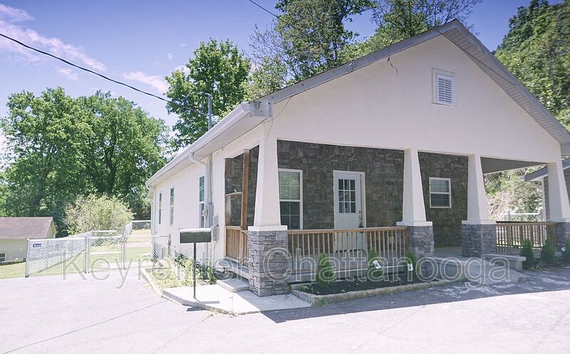 1st image of 321 Hillsview Dr