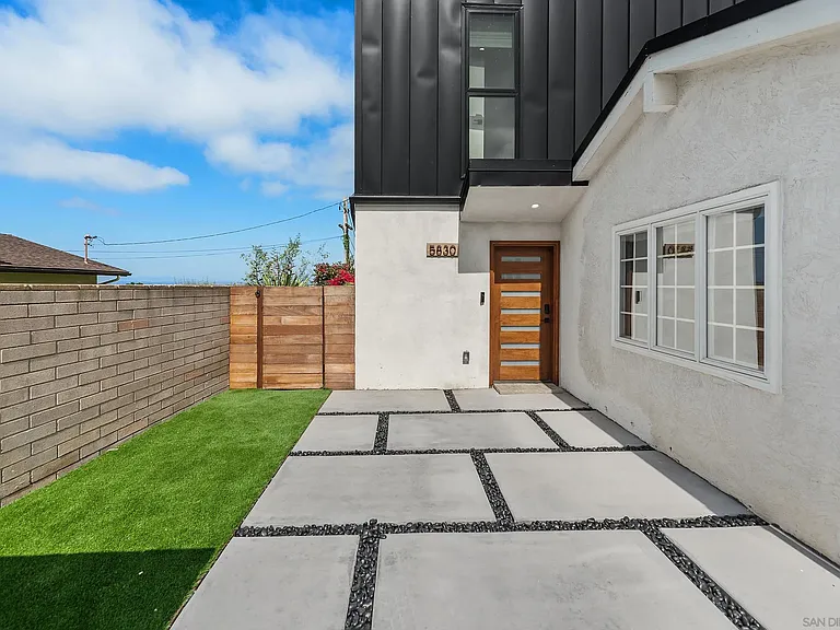 5830 Desert View Dr — Photo 32