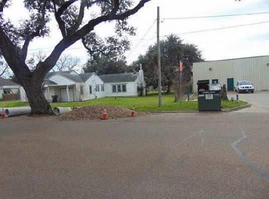 2nd image of 105 E Reuss Blvd