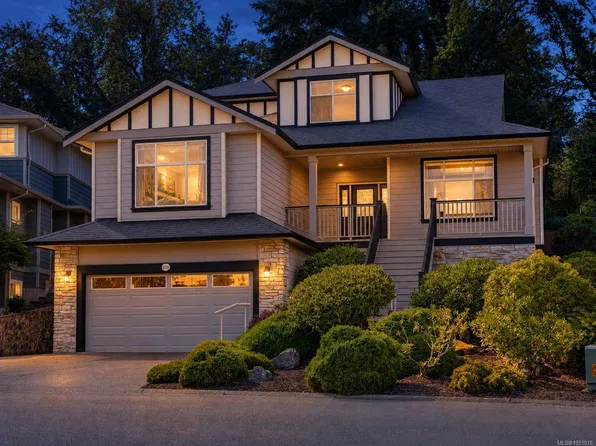 809 Rogers Way, Saanich, BC V8X 5L1