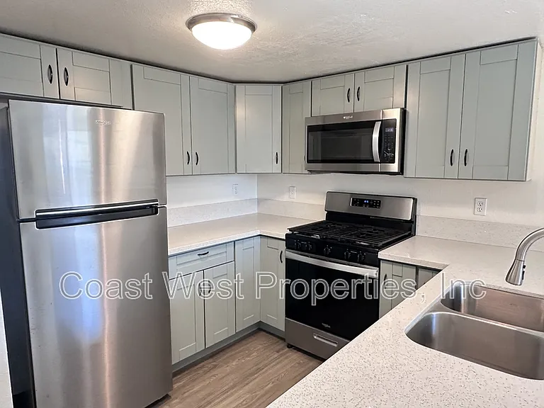 1174 Cypress Ave — Photo 7