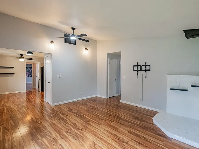 317 Vincent St — Photo 4