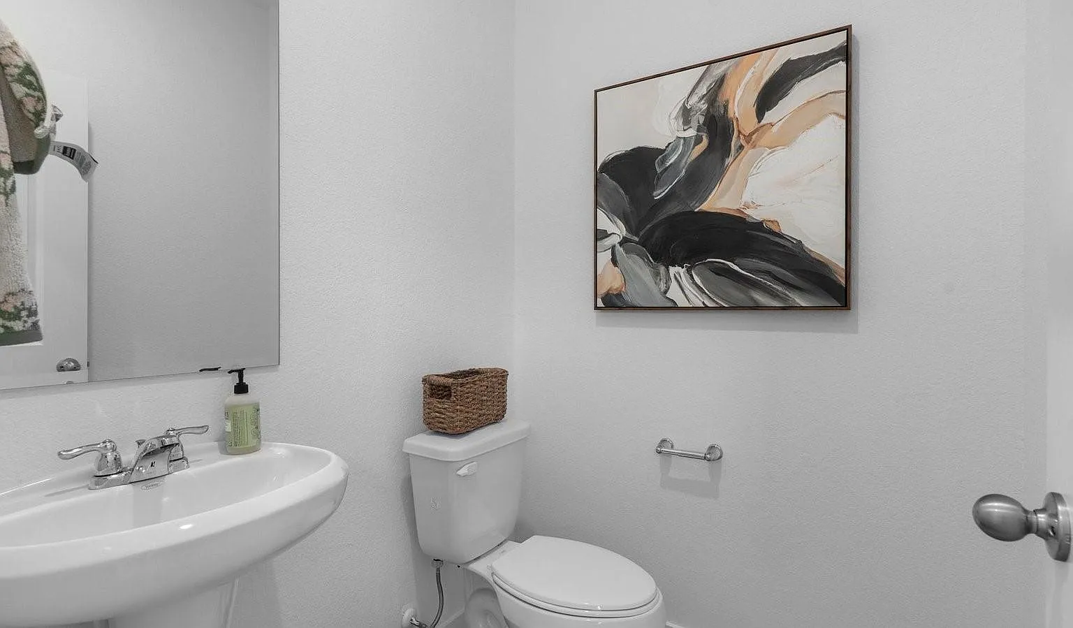 4 bed, 2.5 bath, 2042 sqft, $2,450 — Photo 3