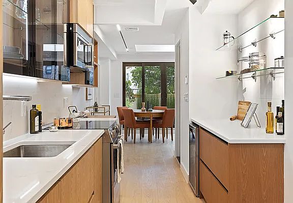 4th image of 430 Kosciuszko St #2