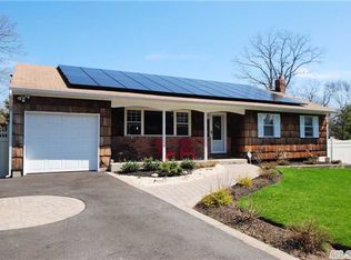 7 Trescott St, Dix Hills, NY 11746
