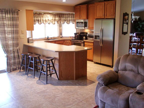 5th image of 16 E Yvonne Ln