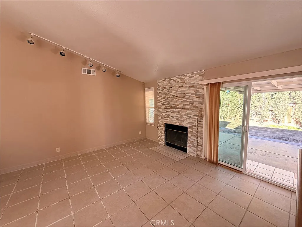 3 bed, 1447 sqft, $2,397 — Photo 4