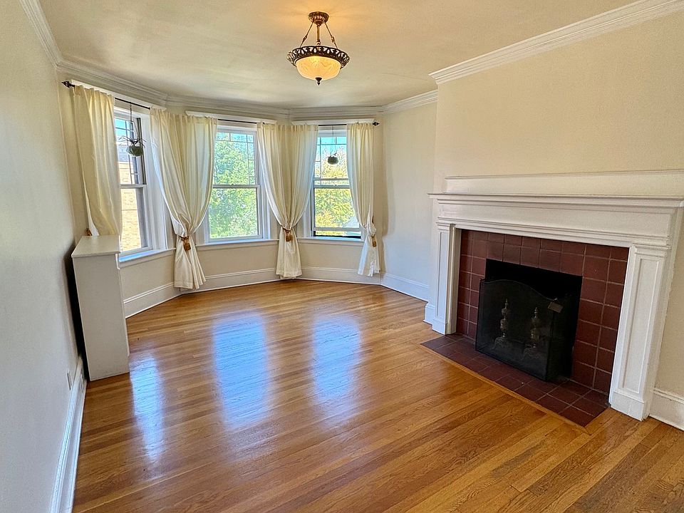 Large LR wth ornamental fireplace