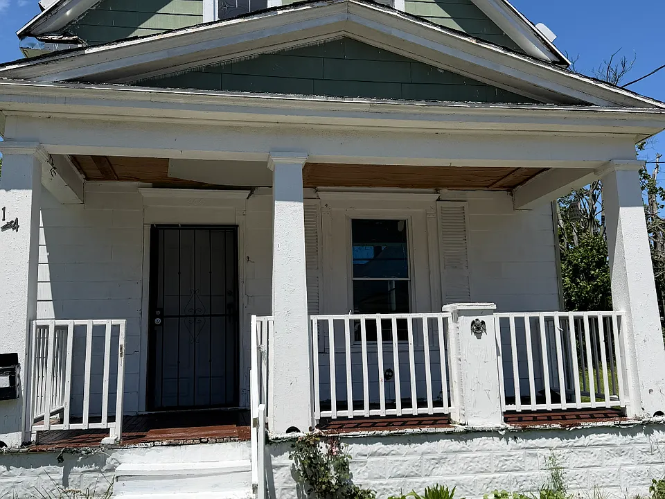 144 Box Ave