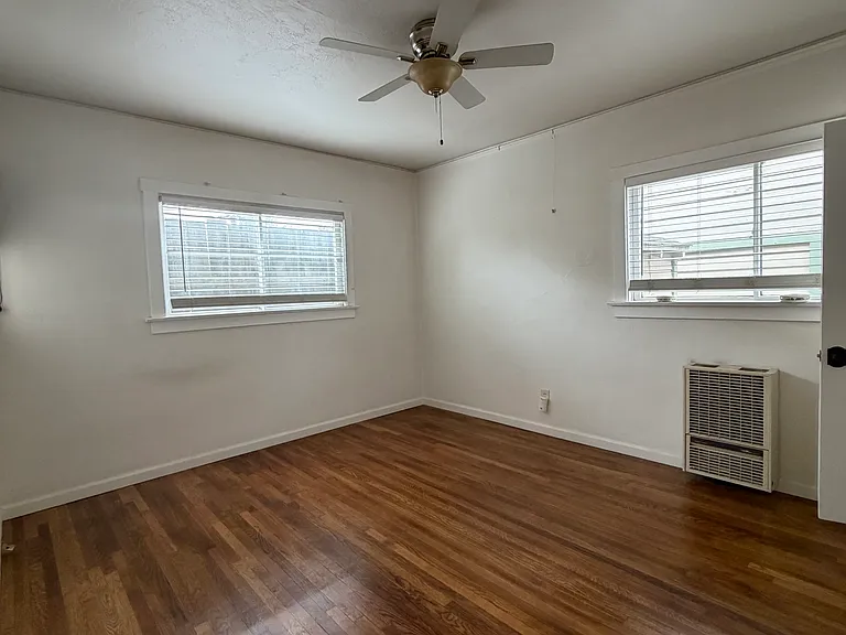 328 W Victoria St — Photo 9
