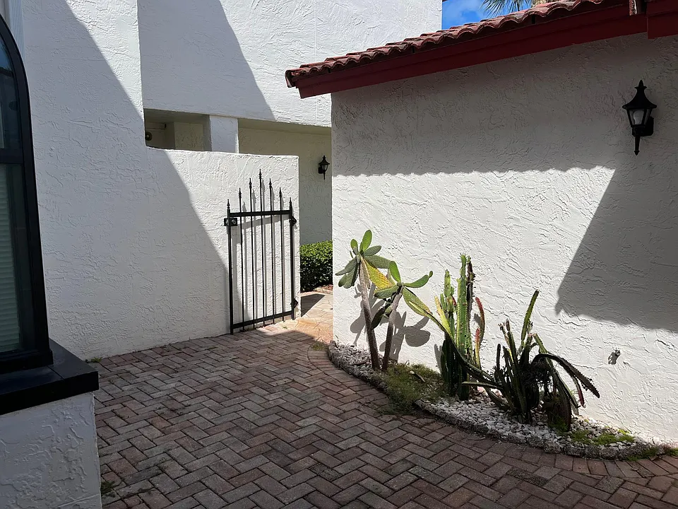 Main entrance to front patio