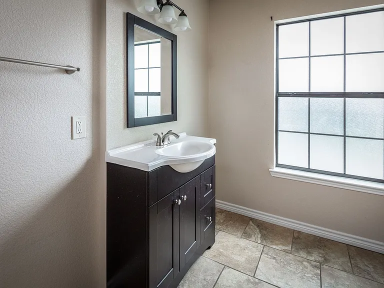 1305 Kings Way — Photo 13