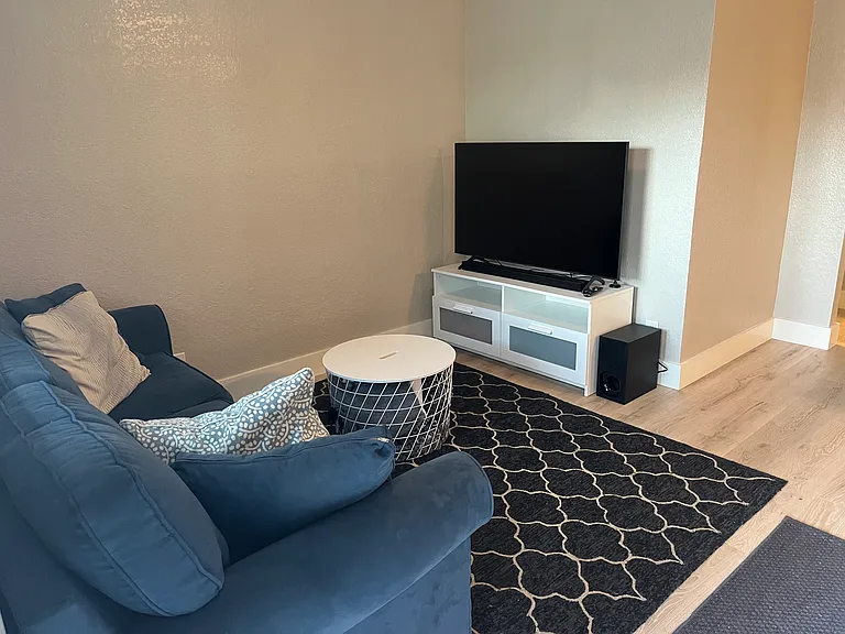 2401 Manor Rd — Photo 4