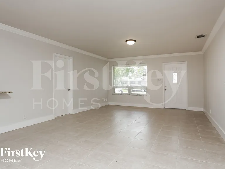470 NW 41st St — Photo 4