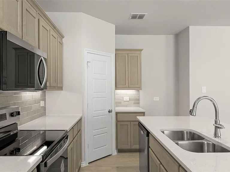 1641 Meadow Crest Dr — Photo 12