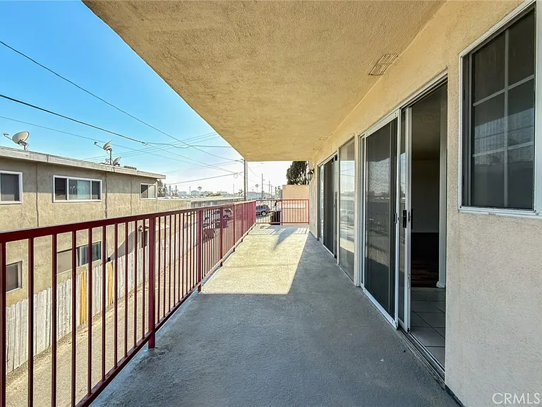 810 E Grand Ave — Photo 30