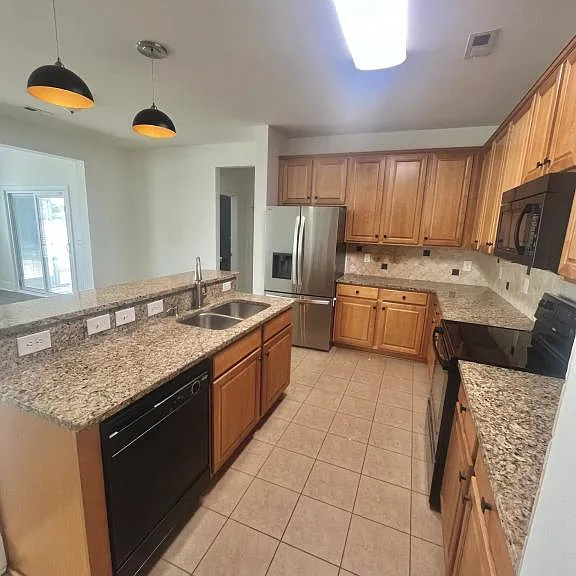 425 Tiburon Dr — Photo 2
