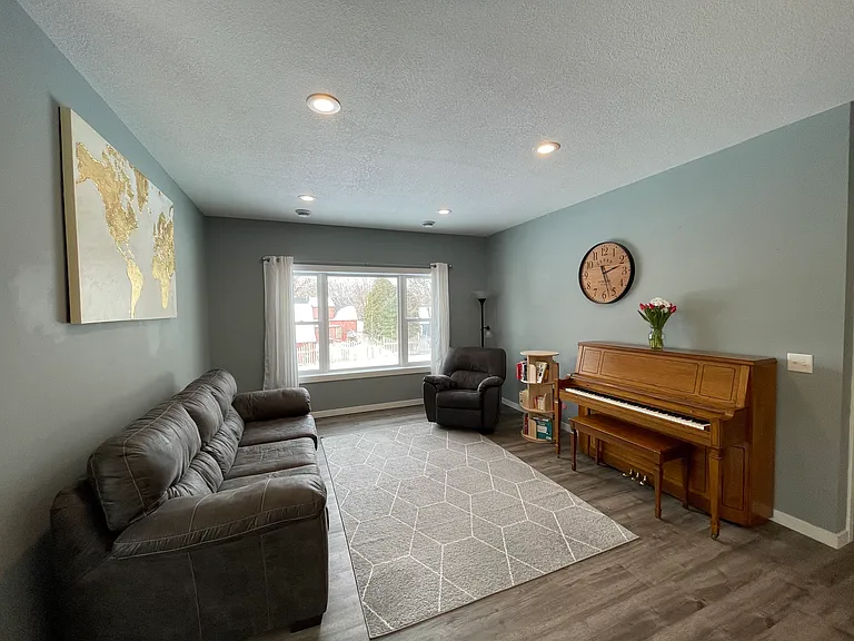 525 E Broadway St — Photo 4
