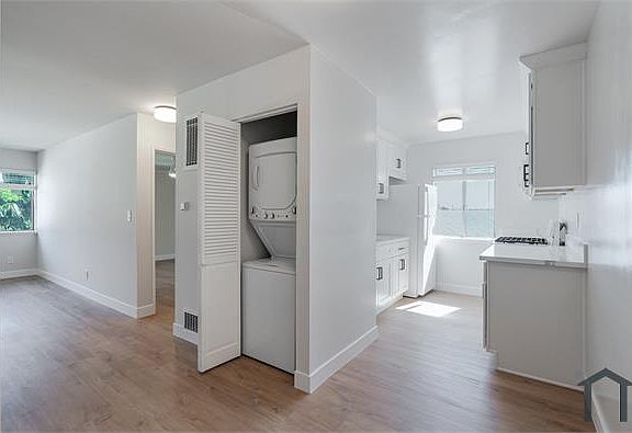4th image of 2622 S Hobart Blvd APT 7