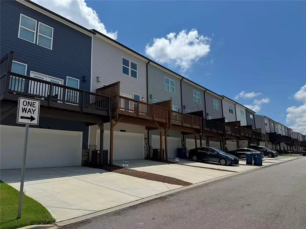 3 bed, 4.0 bath, 2060 sqft, $2,250 — Photo 4